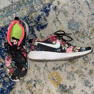 Nike Floral Tennis Shoes Size 7